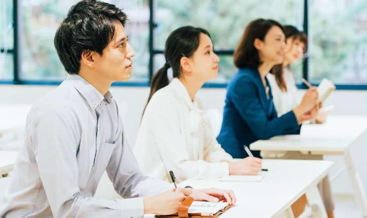 研修を聞いている男性